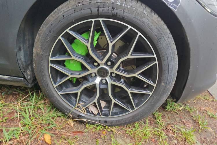 Used Jaguar XFL 2017 XFL 2.0T 200PS Windflower Edition Right Front Wheel Hub