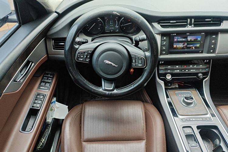 Used Jaguar XFL 2017 XFL 2.0T 200PS Luxury Edition Steering Wheel