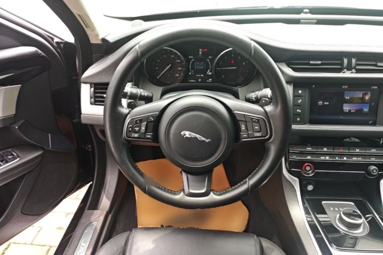 Used Jaguar XFL 2017 XFL 2.0T 200PS Windflower Edition Steering Wheel
