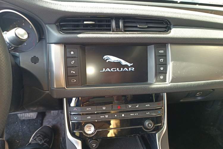 Used Jaguar XFL 2017 XFL 2.0T 240PS Luxury Edition Audio And AC Panel