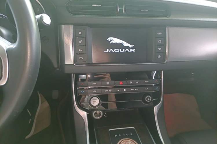 Used Jaguar XFL 2017 XFL 2.0T 240PS Luxury Edition Audio And AC Panel
