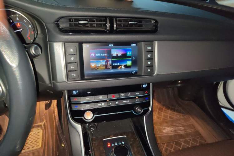 Used Jaguar XFL 2017 XFL 2.0T 240PS Luxury Edition Audio And AC Panel