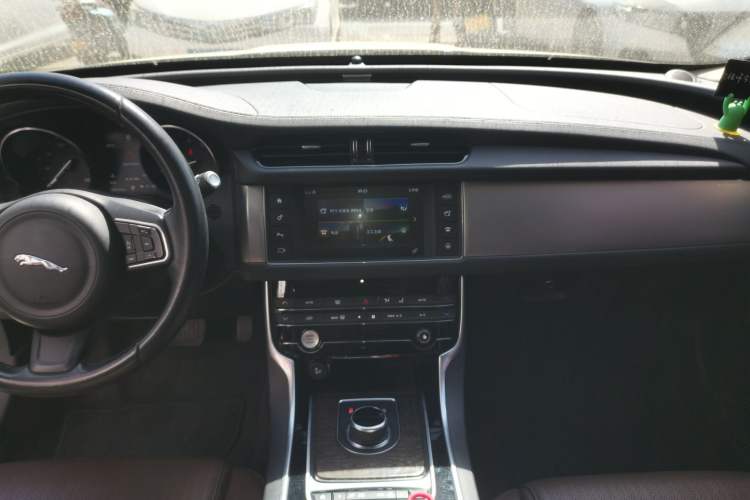 Used Jaguar XFL 2017 XFL 2.0T 200PS Luxury Edition Audio And AC Panel