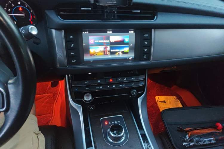 Used Jaguar XFL 2017 XFL 2.0T 240PS Luxury Edition Audio And AC Panel