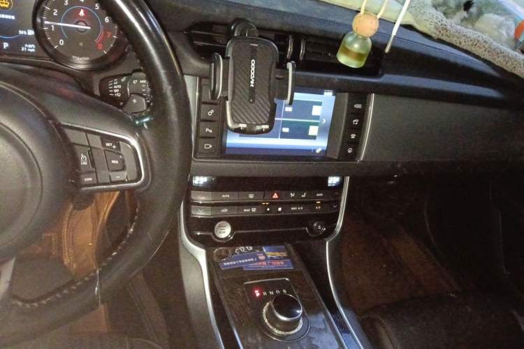 Used Jaguar XFL 2017 XFL 2.0T 200PS Luxury Edition Audio And AC Panel