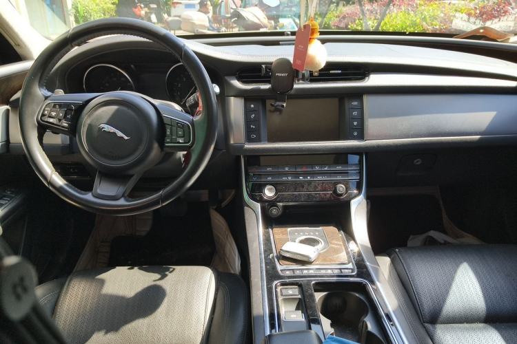 Used Jaguar XFL 2017 XFL 2.0T 240PS Luxury Edition Center Console