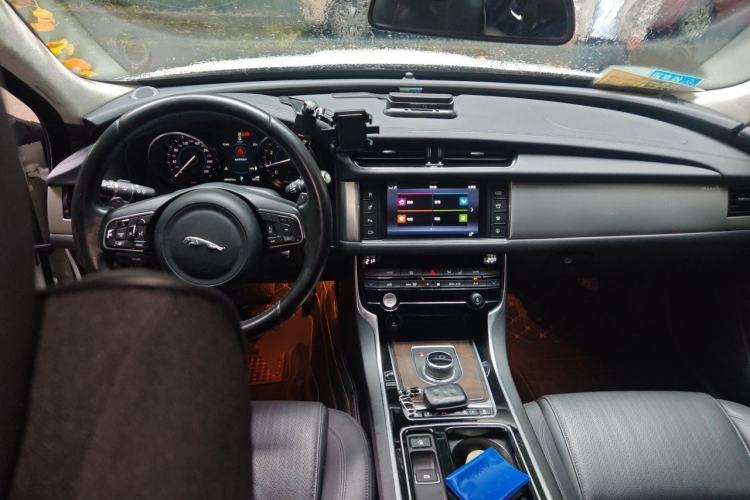 Used Jaguar XFL 2017 XFL 2.0T 240PS Luxury Edition Center Console