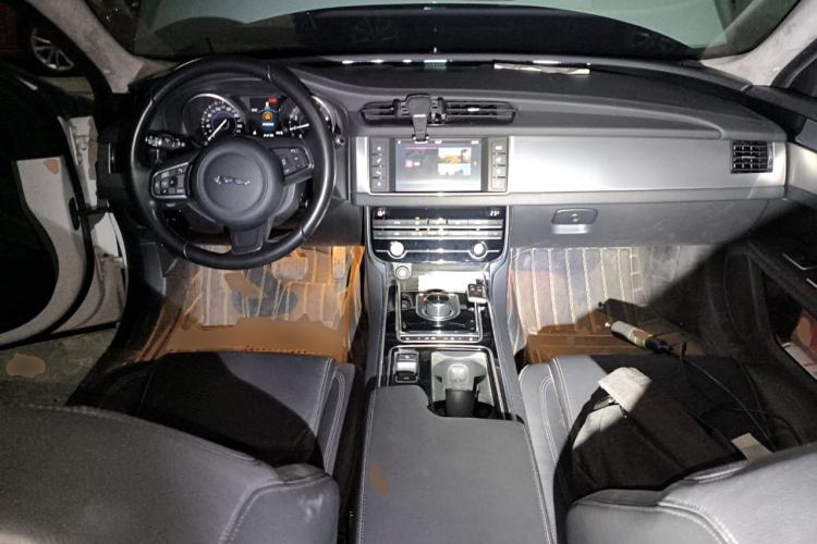 Used Jaguar XFL 2017 XFL 2.0T 200PS Windflower Edition Center Console