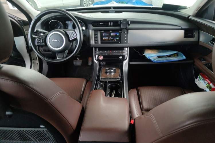 Used Jaguar XFL 2017 XFL 2.0T 240PS Luxury Edition Center Console