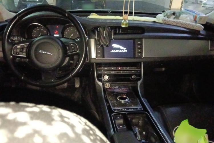 Used Jaguar XFL 2017 XFL 2.0T 200PS Luxury Edition Center Console