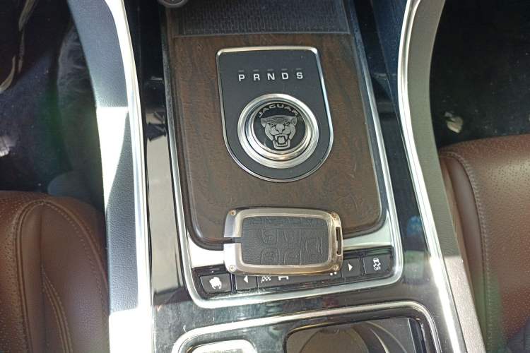 Used Jaguar XFL 2017 XFL 2.0T 240PS Luxury Edition Gear Lever