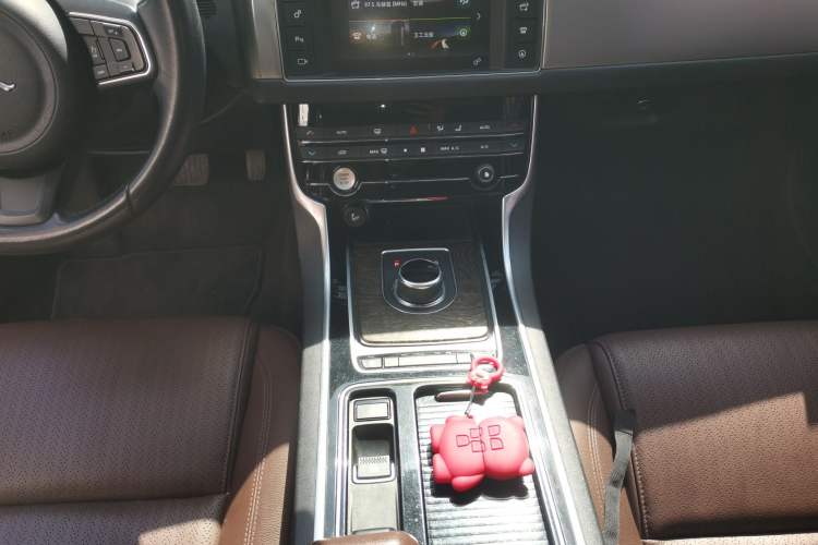 Used Jaguar XFL 2017 XFL 2.0T 200PS Luxury Edition Gear Lever