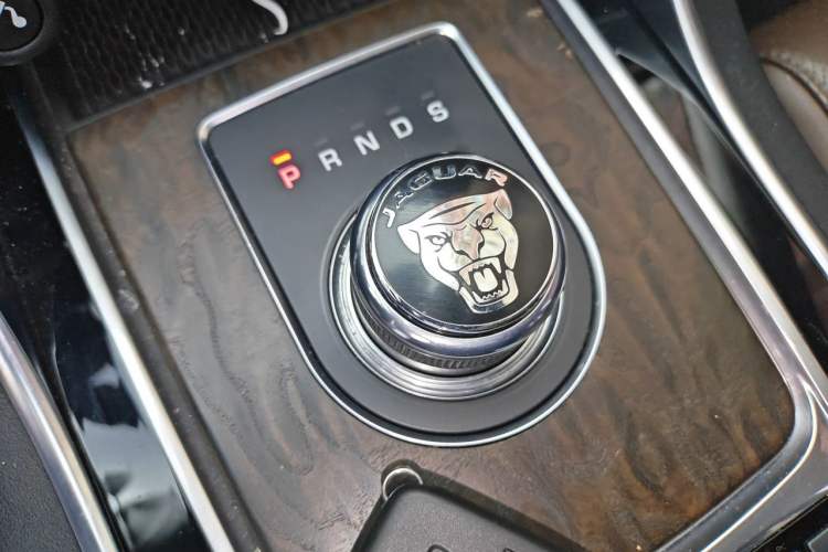 Used Jaguar XFL 2017 XFL 2.0T 240PS Luxury Edition Gear Lever