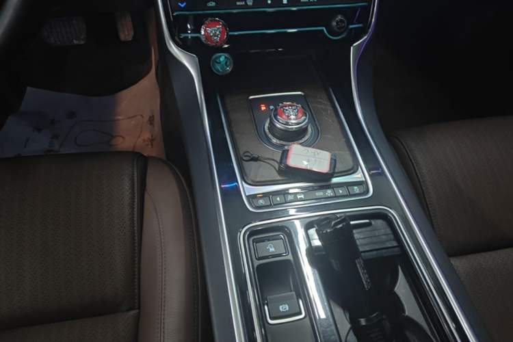 Used Jaguar XFL 2017 XFL 2.0T 200PS Luxury Edition Gear Lever