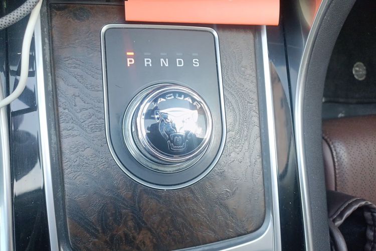 Used Jaguar XFL 2017 XFL 2.0T 240PS Premium Edition Gear Lever