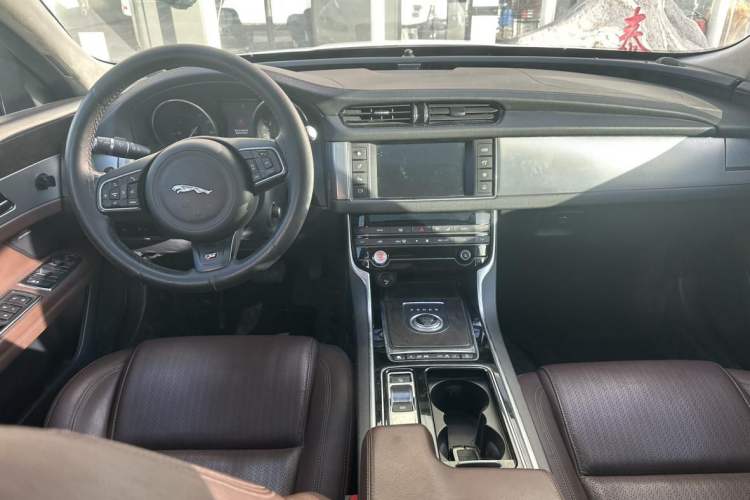 Used Jaguar XFL 2017 XFL 2.0T 240PS Luxury Edition Interior 2