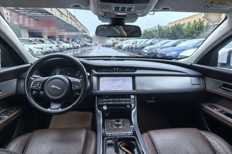Used Jaguar XFL 2017 XFL 3.0 SC 340 PS Premium Edition Interior 3
