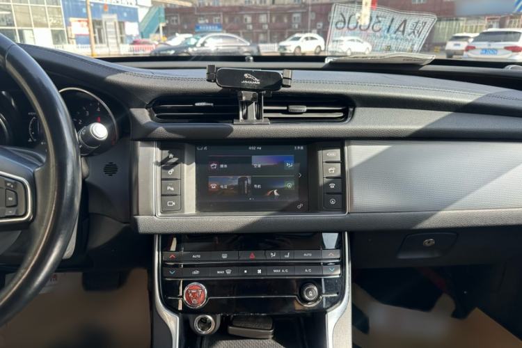 Used Jaguar XFL 2017 XFL 2.0T 200PS Luxury Edition Interior 4