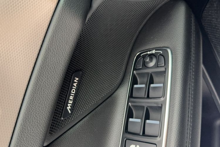 Used Jaguar XFL 2017 XFL 2.0T 200PS Windflower Edition Interior 4