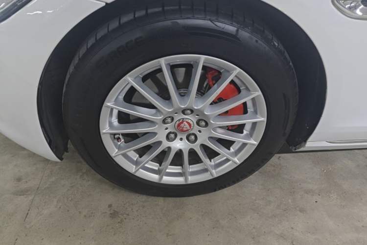 Used Jaguar XFL 2017 XFL 2.0T 200PS Luxury Edition Left Front Wheel Hub