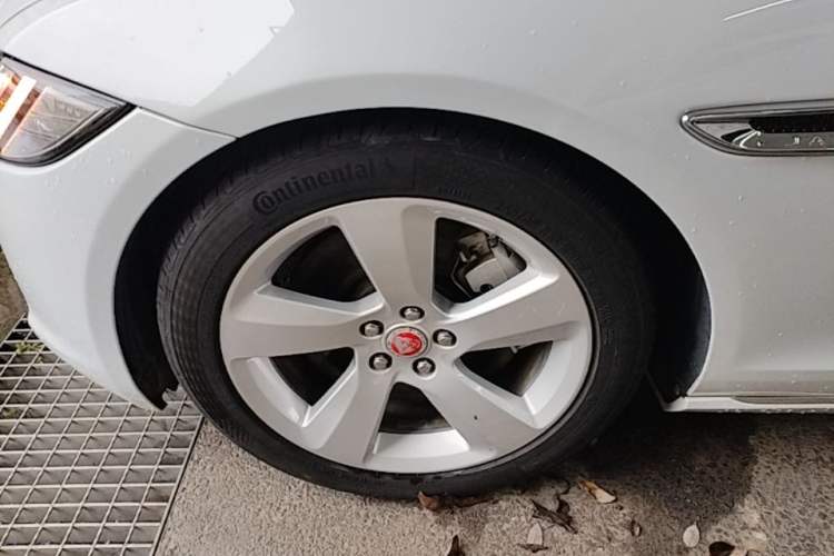 Used Jaguar XFL 2017 XFL 3.0 SC 340 PS Premium Edition Left Front Wheel Hub