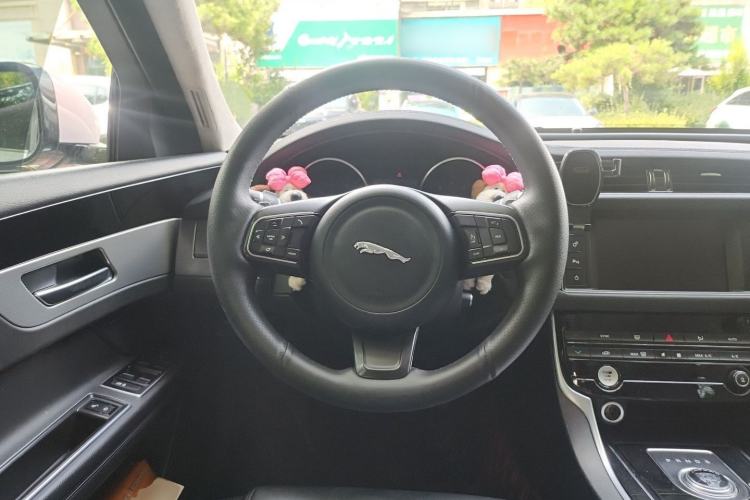 Used Jaguar XFL 2017 XFL 2.0T 200PS Windflower Edition Steering Wheel