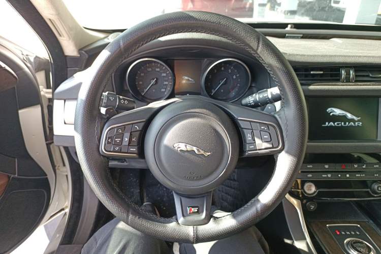 Used Jaguar XFL 2017 XFL 2.0T 240PS Luxury Edition Steering Wheel