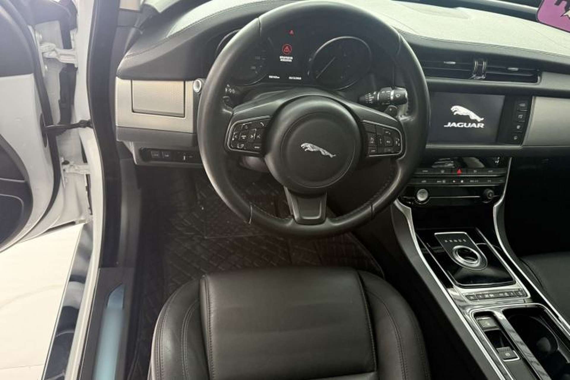 Used Jaguar XFL 2017 XFL 2.0T 200PS Windflower Edition Steering Wheel