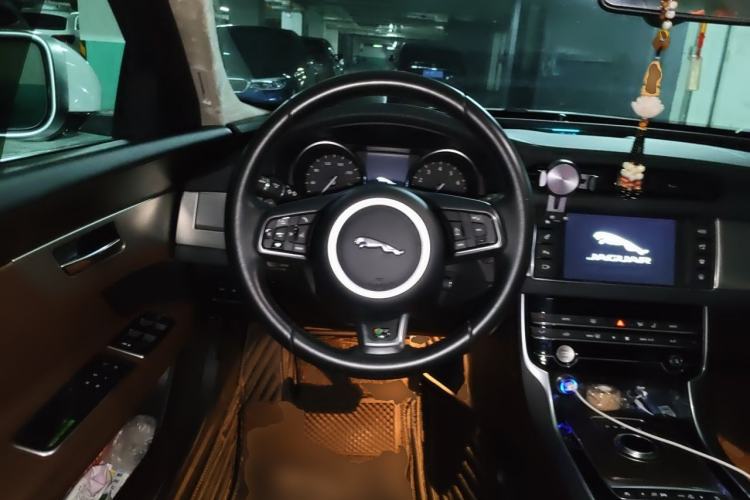 Used Jaguar XFL 2017 XFL 2.0T 240PS Luxury Edition Steering Wheel