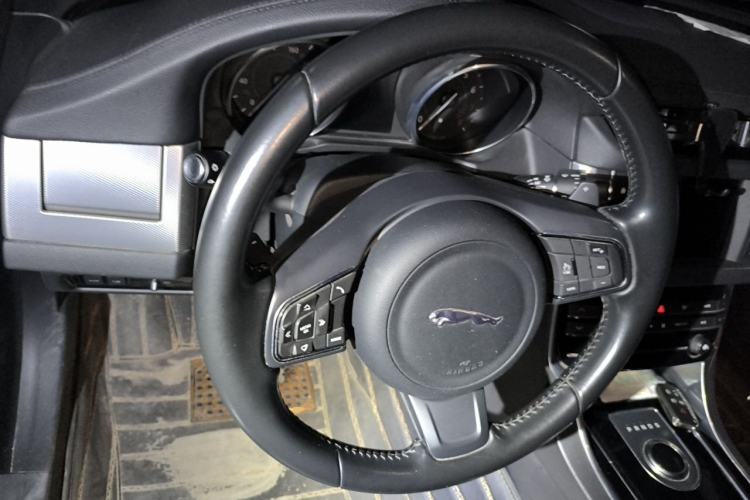 Used Jaguar XFL 2017 XFL 2.0T 200PS Windflower Edition Steering Wheel