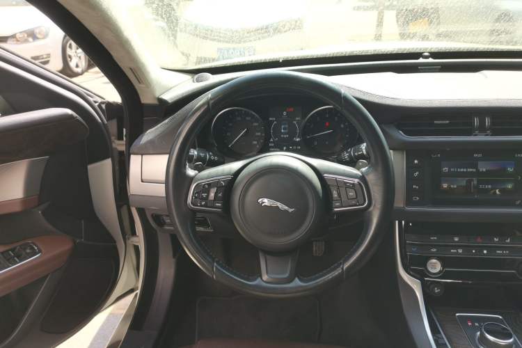 Used Jaguar XFL 2017 XFL 2.0T 200PS Luxury Edition Steering Wheel