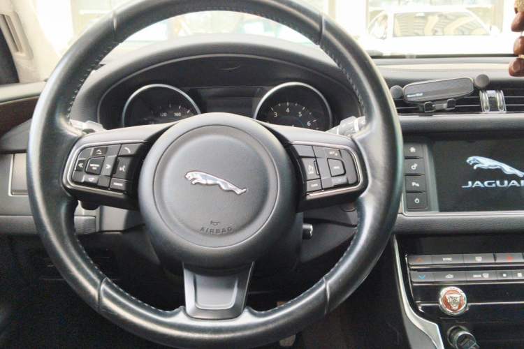 Used Jaguar XFL 2017 XFL 2.0T 200PS Elite Edition Steering Wheel