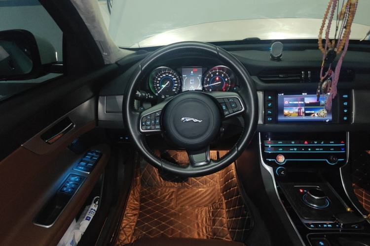 Used Jaguar XFL 2017 XFL 2.0T 200PS Luxury Edition Steering Wheel