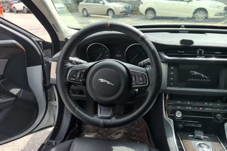 Used Jaguar XFL 2017 XFL 2.0T 200PS Elite Edition Steering Wheel