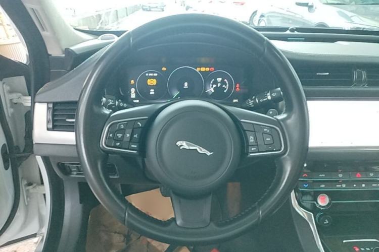 Used Jaguar XFL 2017 XFL 3.0 SC 340 PS Premium Edition Steering Wheel