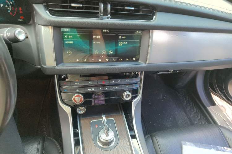 Used Jaguar XFL 2018 XFL 2.0T 250 PS Luxury Edition Audio And AC Panel