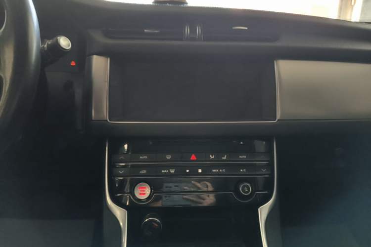 Used Jaguar XFL 2018 XFL 2.0T 250 PS Luxury Edition Audio And AC Panel
