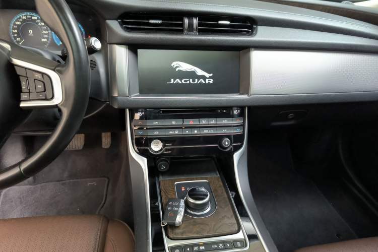 Used Jaguar XFL 2018 XFL 2.0T 250 PS Luxury Edition Audio And AC Panel