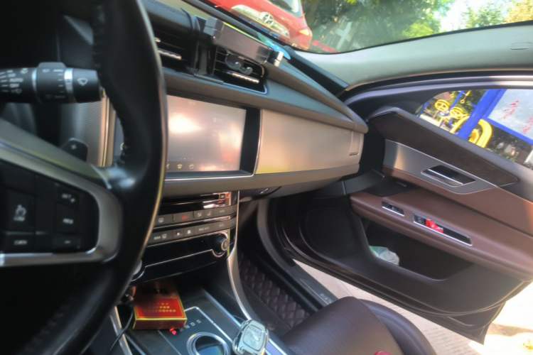 Used Jaguar XFL 2018 XFL 2.0T 250 PS Premium Edition Audio And AC Panel