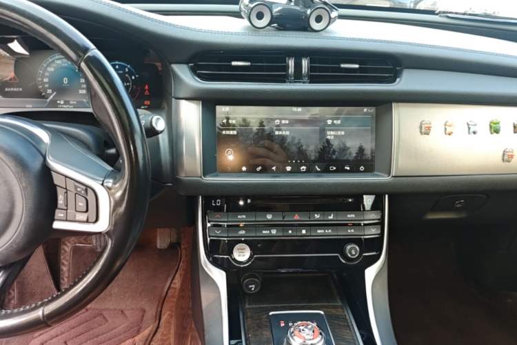 Used Jaguar XFL 2018 XFL 2.0T 250 PS Premium Edition Audio And AC Panel