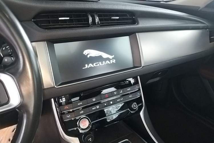 Used Jaguar XFL 2018 XFL 2.0T 250 PS Luxury Edition Audio And AC Panel