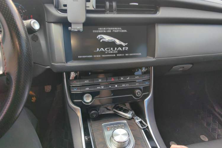 Used Jaguar XFL 2018 XFL 2.0T 250 PS Luxury Edition Audio And AC Panel