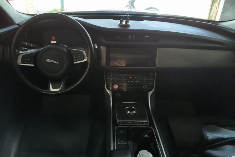 Used Jaguar XFL 2018 XFL 2.0T 250 PS Luxury Edition Center Console