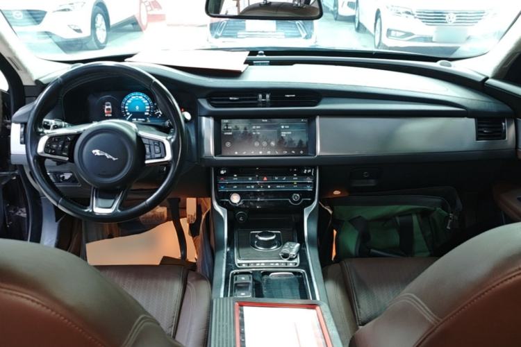 Used Jaguar XFL 2018 XFL 2.0T 250 PS Luxury Edition Center Console