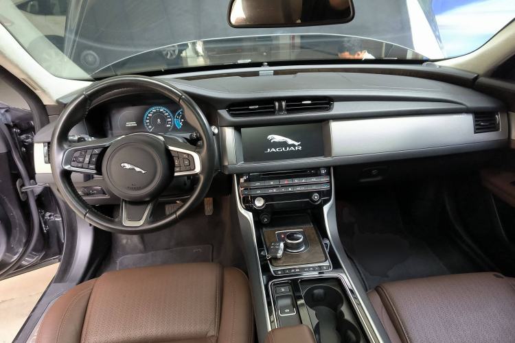 Used Jaguar XFL 2018 XFL 2.0T 250 PS Luxury Edition Center Console