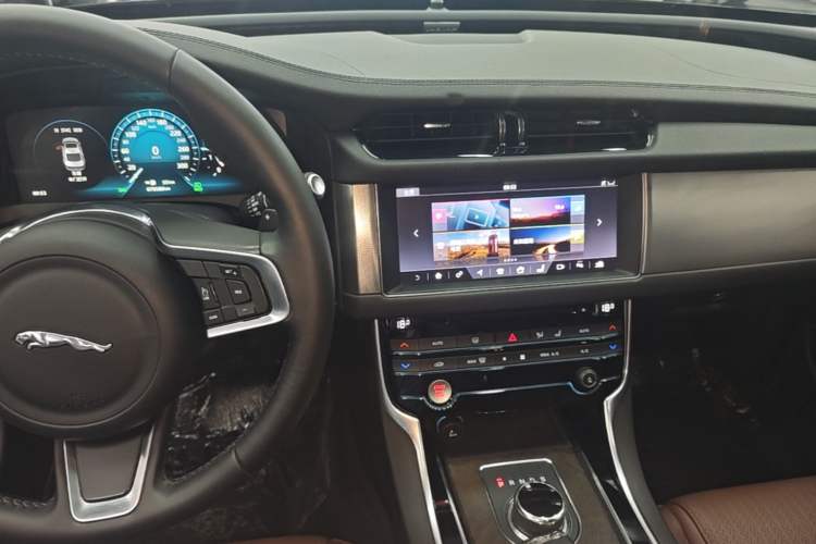 Used Jaguar XFL 2018 XFL 2.0T 250 PS Luxury Edition Center Console