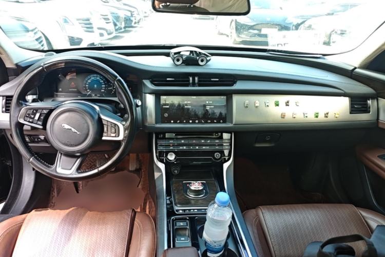 Used Jaguar XFL 2018 XFL 2.0T 250 PS Premium Edition Center Console