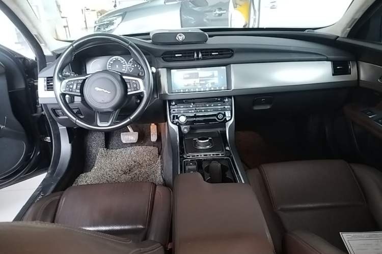 Used Jaguar XFL 2018 XFL 2.0T 250 PS Luxury Edition Center Console