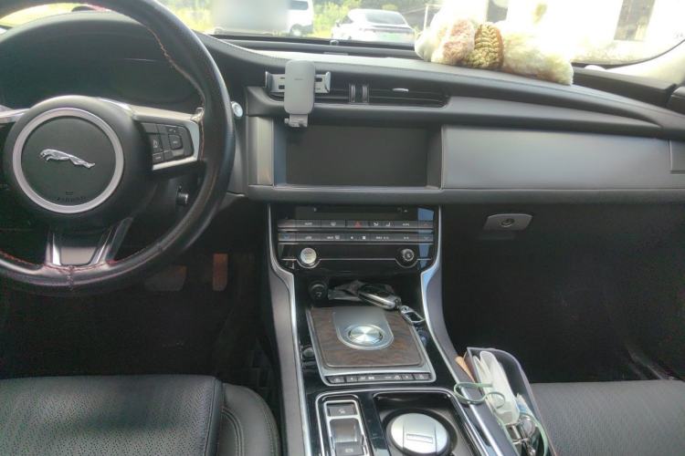 Used Jaguar XFL 2018 XFL 2.0T 250 PS Luxury Edition Center Console