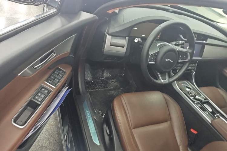 Used Jaguar XFL 2018 XFL 2.0T 250 PS Luxury Edition Driver Seat